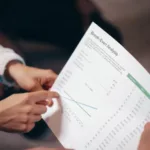 Diskusi analisis break even point dengan dokumen keuangan di rapat bisnis