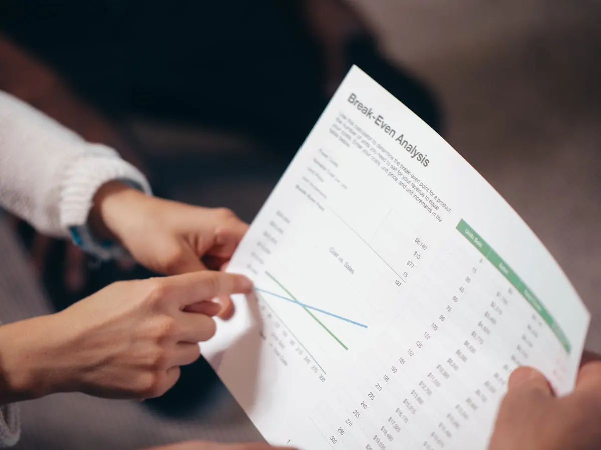 Diskusi analisis break even point dengan dokumen keuangan di rapat bisnis